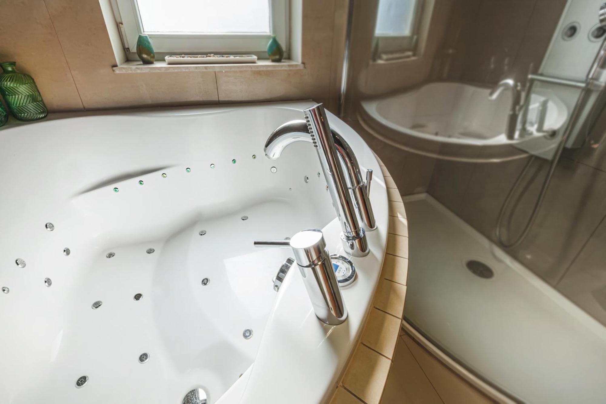 Apartament Z Jacuzzi Parking Balkon 2 Sypialnie Wroclaw Exterior photo